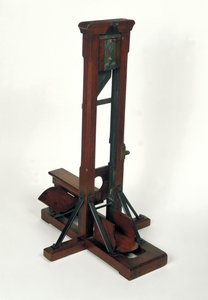 Bir giyotinin küçültülmüş modeli (ahşap ve metal) (ayrıca bkz. 50504)