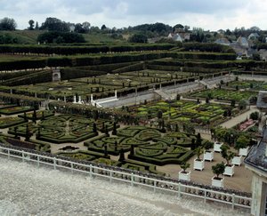 Rönesans mimarisi: 16. yüzyılın başında inşa edilen Chateau de Villandry bahçelerinin görünümü, Loire şatolarından biridir. Villandry, Indre ve Loire by French School