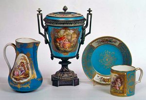 Sevres mavi celeste testi, kupa, semaver ve tabak, tamamı 18. yüzyılın başları (porselen)