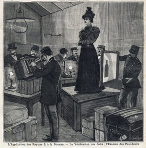 X-ışınlarının (X-ışınları) uygulamasının gelenekleri vardır: paketlerin doğrulanması ve dolandırıcıların incelenmesi. 11/07/1897 tarihinde “” Le Peute Parisien”de. Özel koleksiyon by French School
