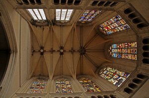 Koronun koro tonozlarını ve kilise pencerelerini gösteren koronun pencereden görünümü by French School
