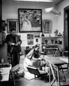 Meksikalı ressamlar Frida Kahlo (1907-1954) ve Diego Rivera (1886-1957) 1948 yılında atölyelerinde (b/w fotoğraf) by Frida Kahlo