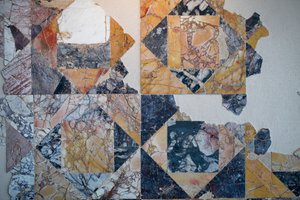 Bir Roma kamu anıtından opus sectile mermer kaplama