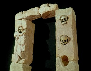 Roquepertuse Kutsal Alanı, Gaule, La Tene II uygarlığından Kafataslı Kapı (MÖ 3.-2. yy)