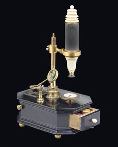 Bileşik kutu tipi mikroskop, c.1775 (ahşap, metal ve cam) (ayrıca bkz. 1113959-61) by Georg Friedrich Brander