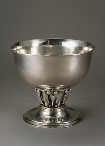 Dövülmüş ve yontulmuş gümüş meyve tabağı by Georg Jensen