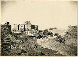 Arka planda Nil ile tapınak kalıntıları, Qasr Ibrim, Mısır, fotoğraf Georg Steindorff, 1930 civarı by Georg Steindorff