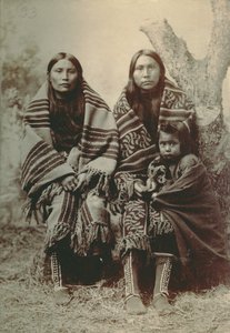 İki Komançi kadın ve küçük bir çocuk by George A. Addison
