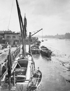 Albert Embankment, Londra Vauxhall Köprüsü