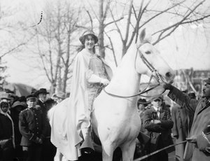 Inez Milholland Boissevain Ulusal Amerikan Kadına Suffrage Derneği geçit töreninde