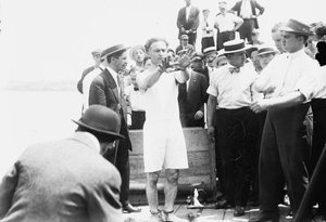 Harry Houdini, bir sandığa çivilenmeden ve New York Körfezi
