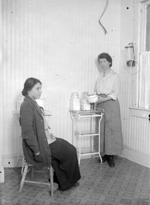 Margaret Sanger, meslektaşı Fania Mindell ile birlikte, Brooklyn, Brooklyn