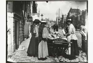 Amsterdam'daki Rokin'de bir el arabasından sokak satışı by George Hendrik Breitner