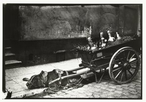 Otobüslerle bir arabanın önünde gerilmiş köpek çekerek by George Hendrik Breitner