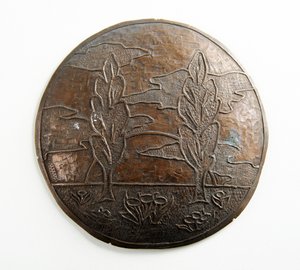 Ağaçlar, bulutlar ve çiçeklerle (metal) dışbükey plak by George James Frampton