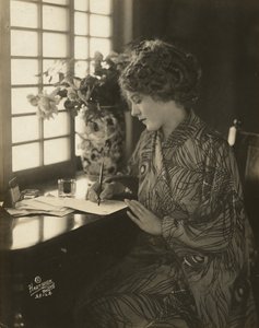 Mary Pickford, kimono giyiyor, masa başında yazıyor, 1918 dolayları (s/b fotoğraf) by Bartolome Esteban and studio Murillo