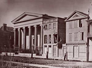 Hibernian Salonu, Charleston, yak. 1864. by George N. Barnard