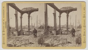 1871, 1871 Chicago Yangınından sonra harabeler arasında kasayı soğutan bir adamın stereografı (kart yuvasındaki bw fotoğraf)
