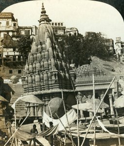 Ganj Kıyısındaki Tapınaklar, Benares, Hindistan, c1909. by George Rose