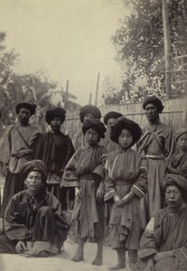 Burma: Bir grup Lihsaw erkek ve kadın (s/b fotoğraf) by Georges Bertin Scott