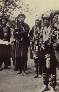 Burma: Akha erkekleri ve tüm şıklıklarıyla kadınları (s/b fotoğraf) by Georges Bertin Scott