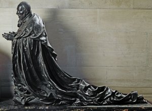 Kardinal Rene de Birague dua ederken (Bronz heykel