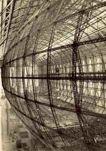 LZ 130 hava gemisinin yapım aşamasındaki iskeleti (b/w fotoğraf) by German Photographer