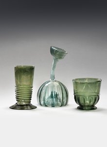 Bir waldglas kabı, bir yabancı cam ve bir kuttrolf (cam) by German School