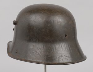 Alman çelik miğferi veya 'Stahlhelm', c.1916 (kask) by German School