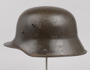 Alman çelik miğferi veya 'Stahlhelm', c.1916 (kask) by German School