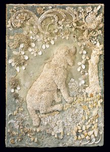 Mağara benzeri bir çevre içinde, kabartma olarak modellenmiş bir çift Louis XV oturan köpekten biri by German School