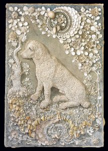 Mağara benzeri bir çevre içinde (kabuk işi, mercan, kuvars ve renkli gesso) kabartma olarak modellenmiş bir çift Louis XV oturan köpekten biri (ayrıca bkz. 375094) by German School