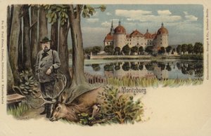 Arka planda Moritzburg Şatosu olan, vurulmuş bir geyiği olan bir adamı gösteren kartpostal by German School