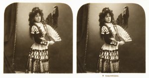 Aragon bölgesinden geleneksel İspanyol kostümlü genç bir kadını betimleyen stereoskopik kart, 1900 dolayları (sepya fotoğrafı) by German School