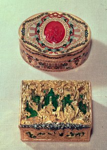 Üstte: Çeşitli taşlarla kakma altın enfiye kutusu, ortasında amorinili bir kızılcık hücresi, muhtemelen Dresdenli J. C. Neuber tarafından. Alt: Rokoko kaydırma işi arasında figür gruplarıyla altın enfiye kutusu
