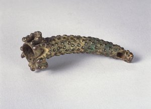 Işın derisi kaplamalı ve insan çene kemiği ataşmanlı yandan üflemeli boynuz (pirinç)