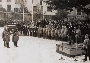 Benito Mussolini, bir Garibaldi askerinin devlet cenaze törenine başkanlık ediyor (s/b fotoğraf) by Giacomelli Giacomelli