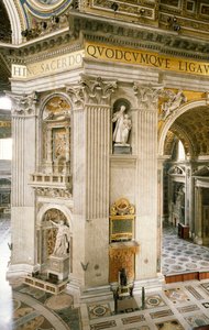 Sağdaki ilk sütunda Gian Lorenzo Bernini (1598-1680) tarafından yapılan süslemeler, Aziz Petrus Bazilikası
