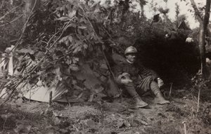 "II. Savaşın Resimleri" albümü: Val Chiusone'den Podsenica'ya giden İtalyan askerleri, 09/1917 (s/b fotoğraf)