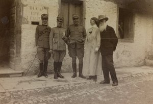 "Pictures of War II" albümü: Kızıl Haç ve İtalyan askerleri (s/b fotoğraf)