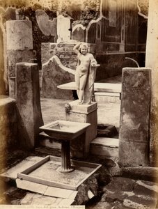 Çıplak genç bir çocuğun heykelinden oluşan bir çeşme. Çeşme, Pompei'deki Balcone Evi pensilesindedir.