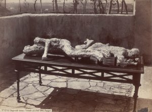 İnsan ayak izleri, Pompeii [İnsan Atmaları, Pompeii] by Giorgio Sommer