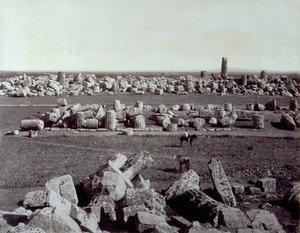 Selinunte'deki Minerva Tapınağı ve Apollon Tapınağı'nın kalıntılarının panoraması. Arkeolojik sit kalıntıları arasında at sırtında bir adam var. by Giorgio Sommer