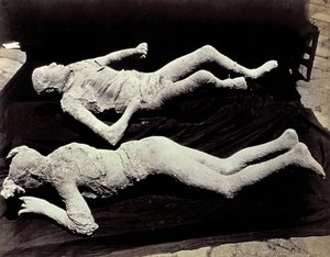 Pompeii kazılarından iki kalıp insan figürü. Sergiler, fotoğraflarını çekmek için siyah kumaş üzerine yerleştirildi. by Giorgio Sommer