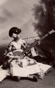 Japon kostümlü küçük kız by Phillipe de Marlier