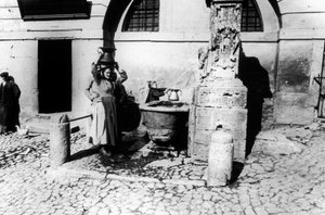 Kadınlar bir çeşme by Giovanni Battista Simone Unterveger
