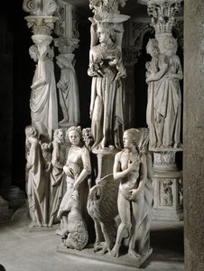 Giovanni Pisano (1248-1314) tarafından gerçekleştirilen Sandalyeyi destekleyen yontulmuş grupların detayı: Kilise çocuklarını besliyor ve dört ana erdemden ikisini (Mermer minberi destekleyen heykellerin detayı, Kilise çocuklarını ve iki kardinayı besliyor by Giovanni Pisano