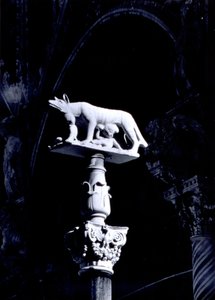 Sienese Wolf, ikizler Romulus ve Remus ile, Piazza del Duomo