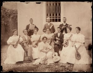 Oturan müzisyenlerin grup portresi, c.1900 by Giuseppe Wulz