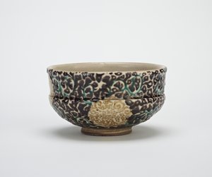 İpek brokar tasarımlı çay kasesi, 19. yüzyıl ortası (şeffaf sır üzerine emaye taşlı) by Gorosuke Shonsui
